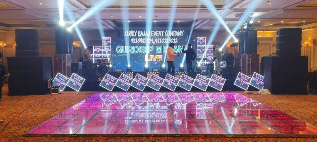Ambient event lighting design creating a warm atmosphere across the venue