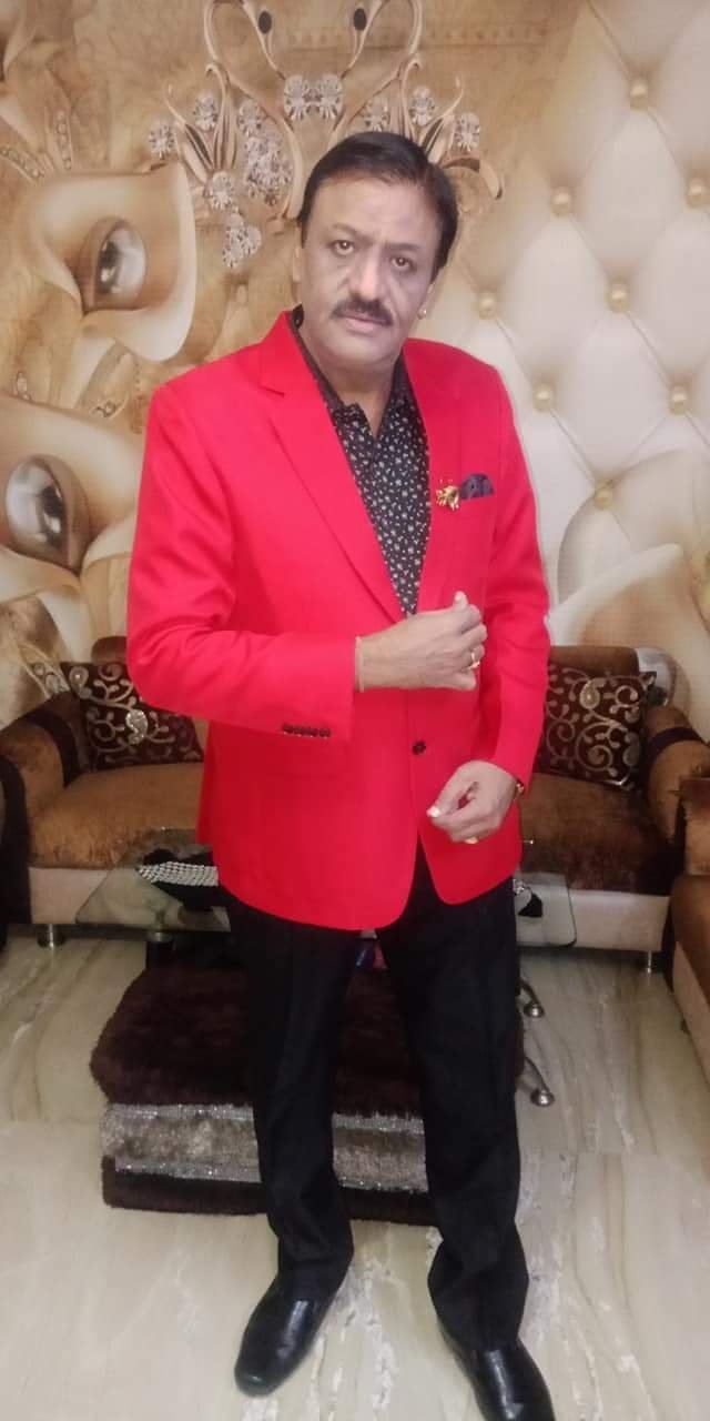 Portrait of Rajesh Bajaj during a live musical performance